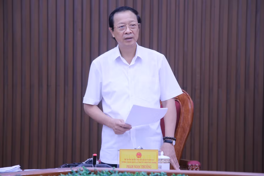 Thứ trưởng Bộ GD&ĐT Phạm Ngọc Thưởng và Đoàn kiểm tra làm việc với Ban chỉ đạo Kỳ thi tốt nghiệp THPT 2025 của tỉnh Quảng Ngãi.