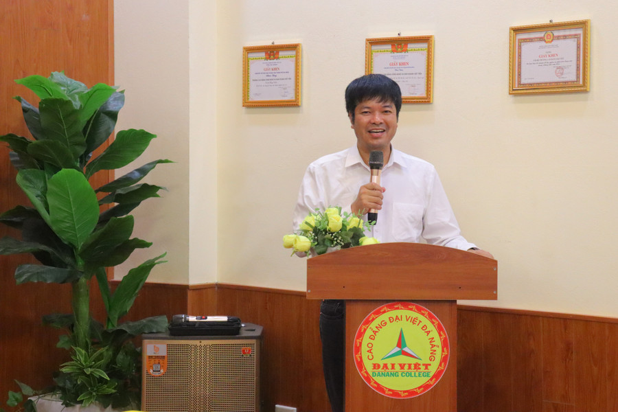 Thừa ủy quyền Ban Biên tập Báo GD&TĐ, Nhà báo Nguyễn Văn Dũng, Trưởng Văn phòng đại diện tại miền Trung - Tây Nguyên phát biểu tại lễ ký kết. img-6075.jpg