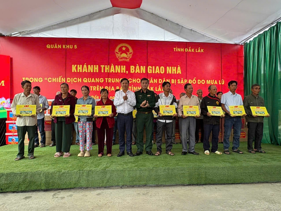 Ông Lương Nguyễn Minh Triết - Bí thư tỉnh ủy Đắk Lắk và Trung tướng Lê Ngọc Hải - Tư lệnh Quân khu 5 bàn giao nhà cho các hộ dân. 