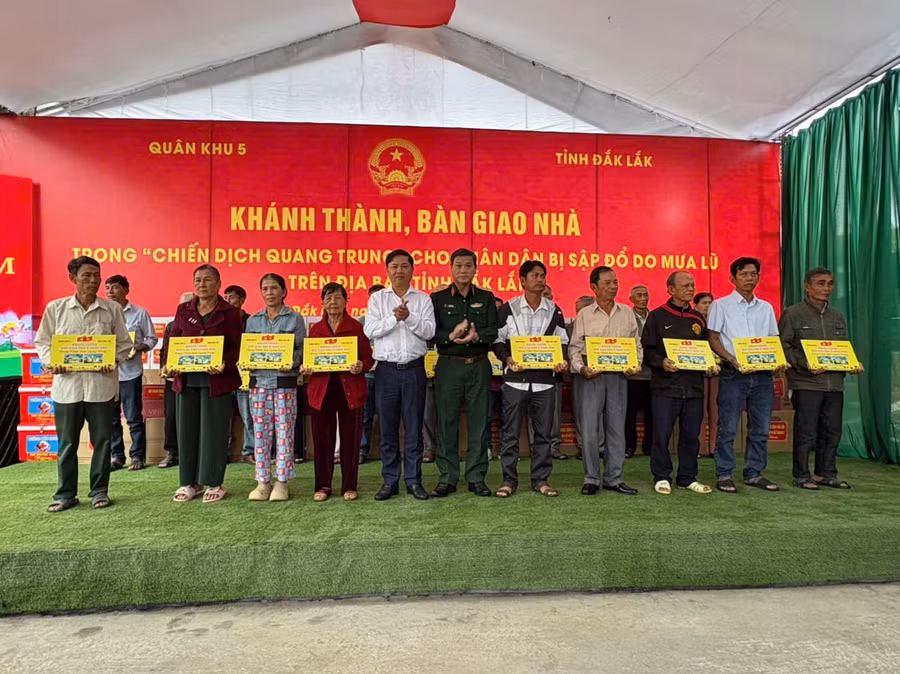 Ông Lương Nguyễn Minh Triết - Bí thư tỉnh ủy Đắk Lắk và Trung tướng Lê Ngọc Hải - Tư lệnh Quân khu 5 bàn giao nhà cho các hộ dân. 