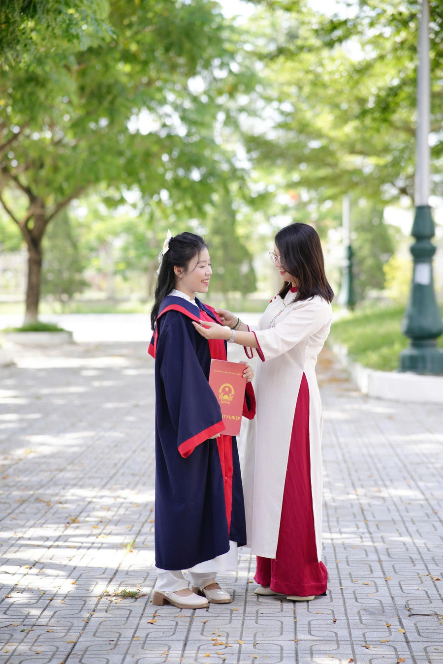 Lê Khánh Nguyên và cô giáo chủ nhiệm Lê Thị Ngọc Trâm. bad9f8682c909acec381.jpg