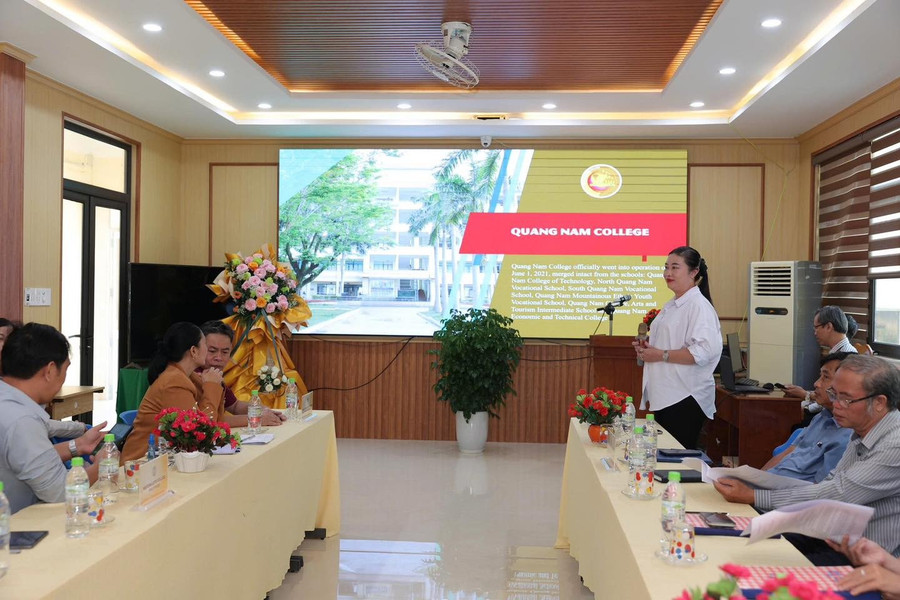 PGS.TS Vũ Thị Phương Anh - Hiệu trưởng Trường Cao đẳng Quảng Nam trao đổi tại buổi làm việc. 528770779-1157593696402622-4744223934706868781-n.jpg