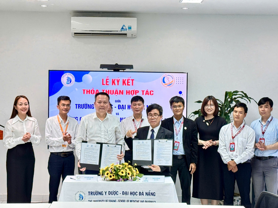 Đại diện Ban giám hiệu Trường Y Dược – Đại học Đà Nẵng và Trường Cao đẳng Công nghệ Y – Dược Việt Nam ký kết hợp tác. 