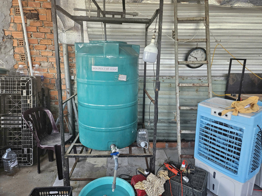 Bên trong xưởng sản xuất giấm giả của Thanh và Hậu. (Ảnh: CACC) 4126724709888460043.jpg