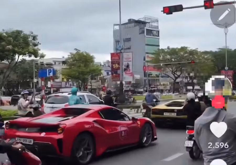 Hình ảnh đoàn "xế xịn" nối đuôi nhau vượt đèn đỏ ở Đà Nẵng.