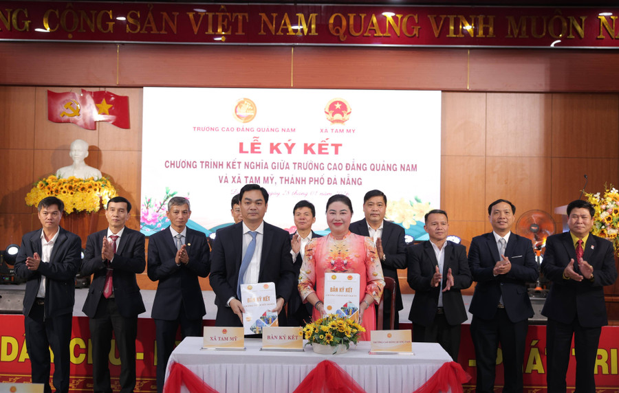 Lãnh đạo Trường Cao đẳng Quảng Nam và xã Tam Mỹ ký kết chương trình kết nghĩa.