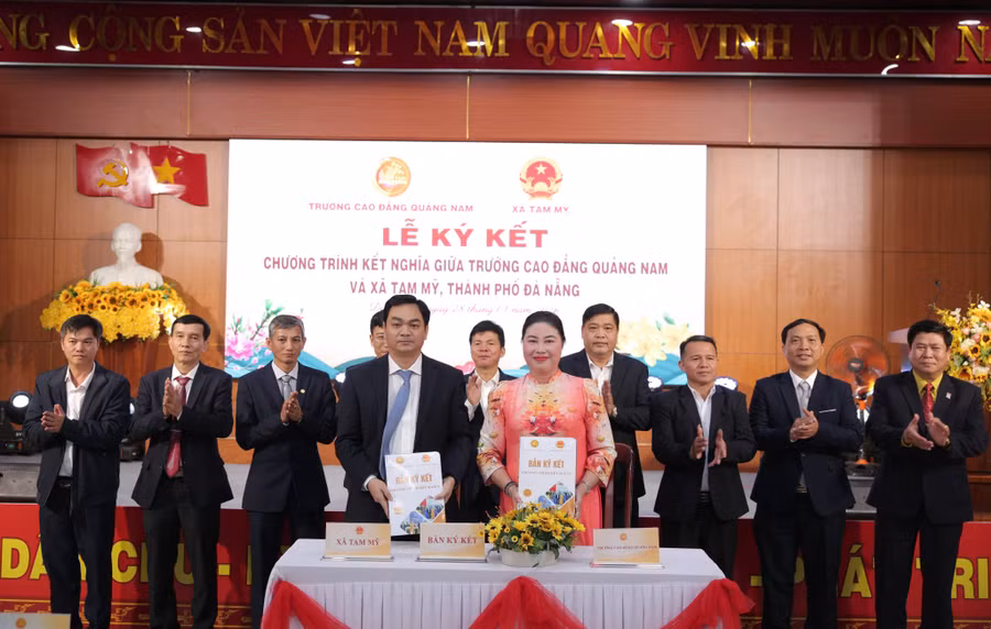 Lãnh đạo Trường Cao đẳng Quảng Nam và xã Tam Mỹ ký kết chương trình kết nghĩa.