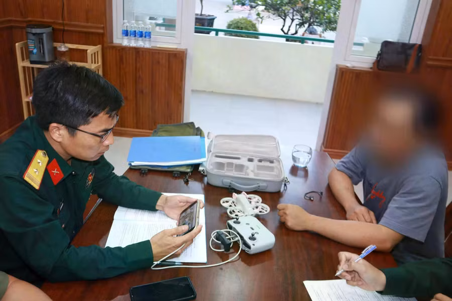 Bộ Chỉ huy quân sự TP Đà Nẵng làm việc với T.N.T., người điều khiển flycam bay vào khu vực cấm. Ảnh: Q.S