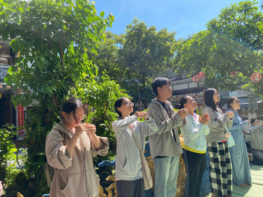 Lê Vinh Phước Vĩnh (thứ 3, từ trái qua) - học sinh Trường THPT Hoàng Hoa Thám cùng nhóm bạn đến chùa Bát Nhã để thắp hương cầu may mắn. 