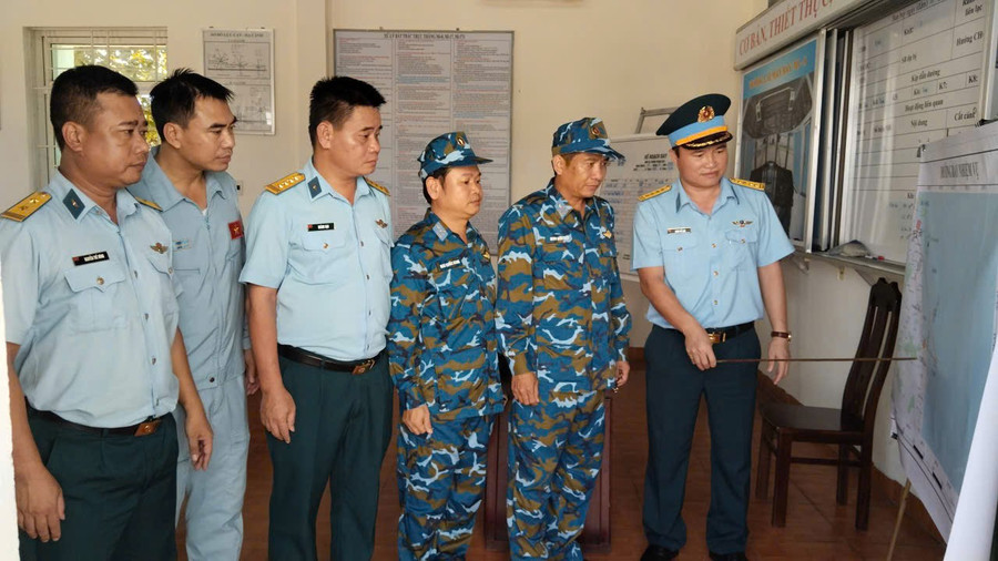 Cán bộ, chiến sĩ họp để xác định khu vực tìm kiếm 3 người mất tích.