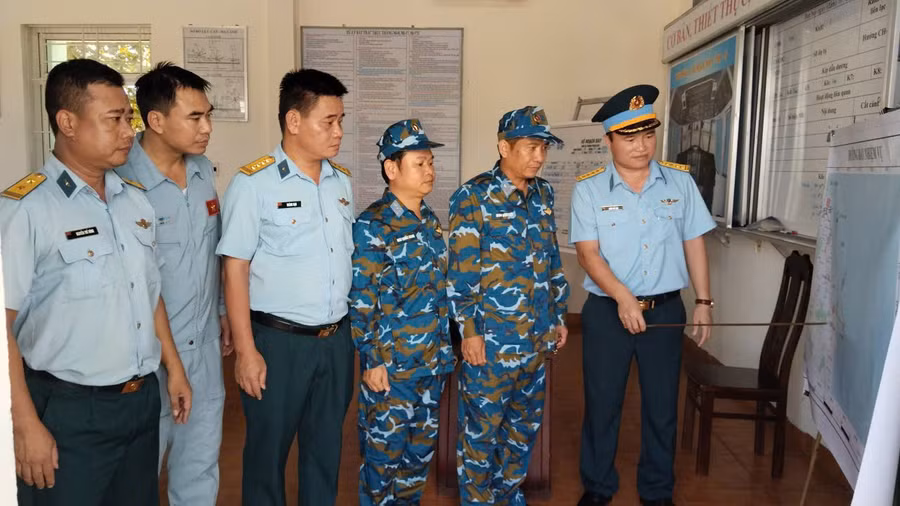 Cán bộ, chiến sĩ họp để xác định khu vực tìm kiếm 3 người mất tích.