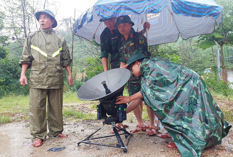 Cán bộ chiến sĩ Lữ đoàn Thông tin 575 (Quân khu 5) “bắt” sóng, khôi phục tín hiệu. 20251028-100158.jpg