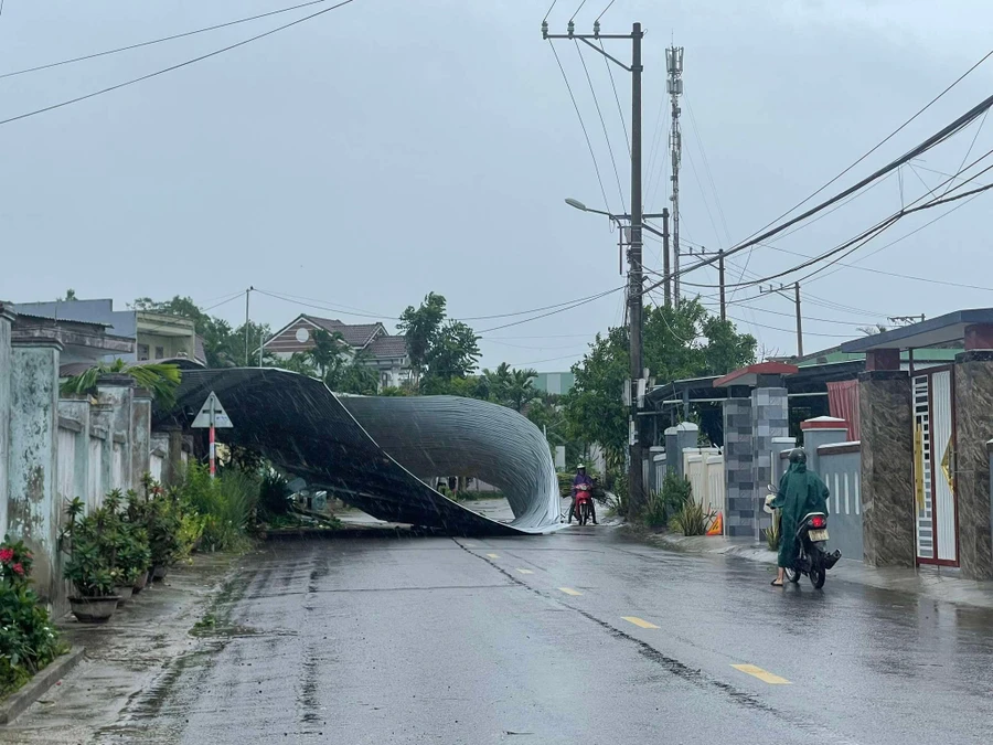 Một ngôi nhà ở xã Hòa Khương, huyện Hòa Vang (TP Đà Nẵng) bị tốc mái do bão. 