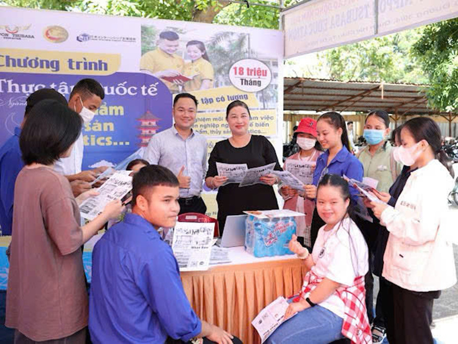 Doanh nghiệp tuyển dụng sinh viên, người đồng bào tại ngày hội việc làm. 4459420718422103543.jpg