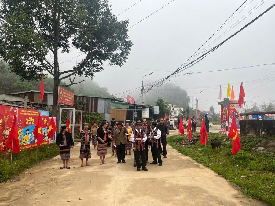 Cử tri xã Avương (TP Đà Nẵng) đi bầu cử.