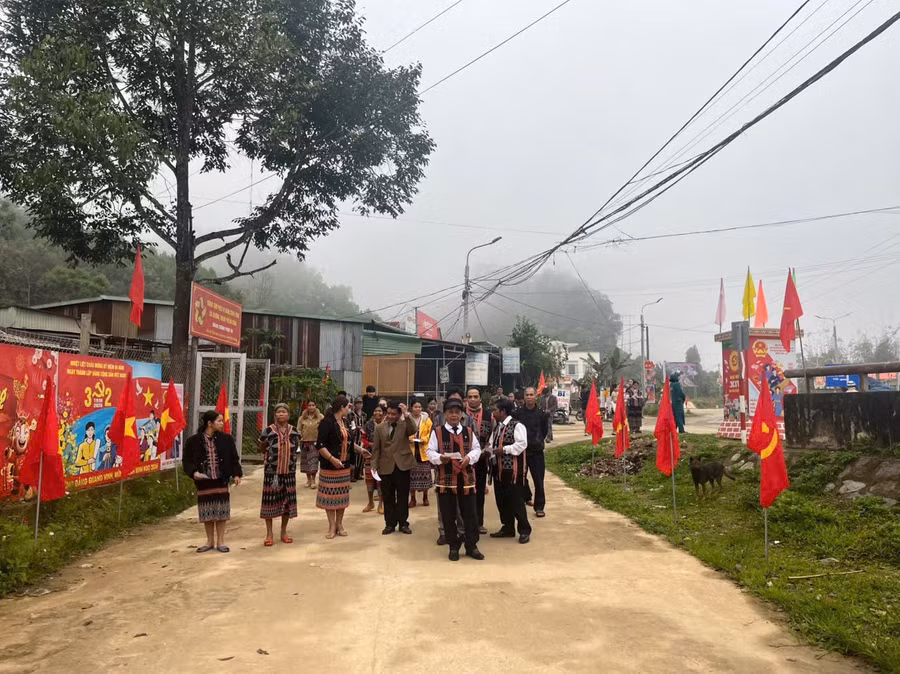 Cử tri xã Avương (TP Đà Nẵng) đi bầu cử.