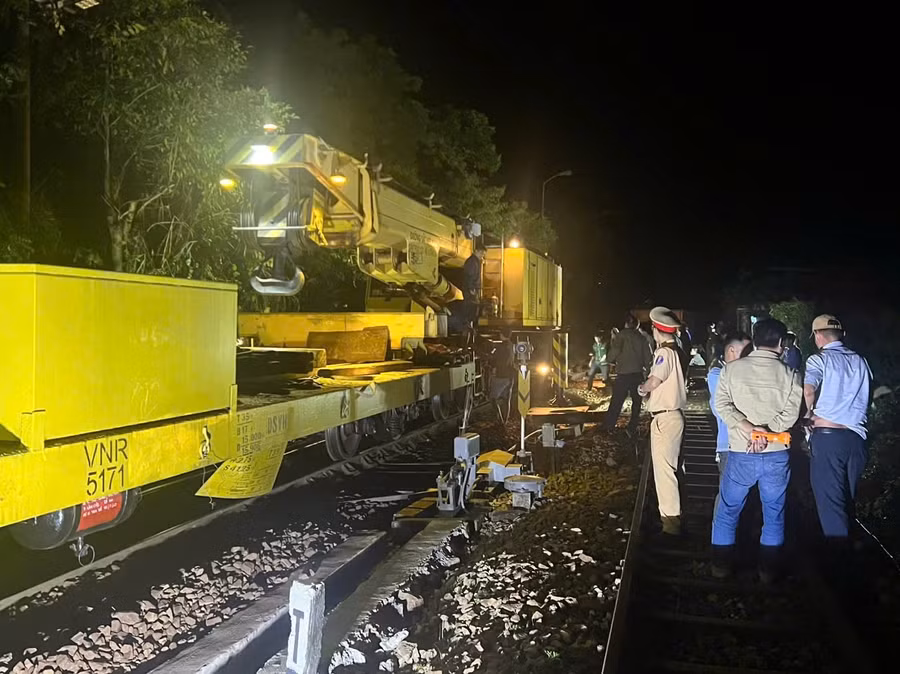 Lực lượng chức năng đang xử lý sự cố trật bánh tàu hỏa. 