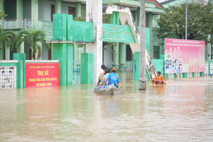 Nước lớn dâng cao trong đêm khiến nhiều người hối hả chạy lũ. dscf5860.jpg