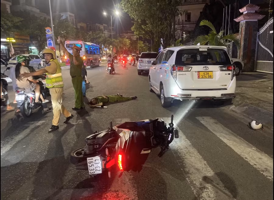 Hiện trường chiếc xe của Thắng tông vào Đại úy Hoàng Đình Dũng. Ảnh: Công an