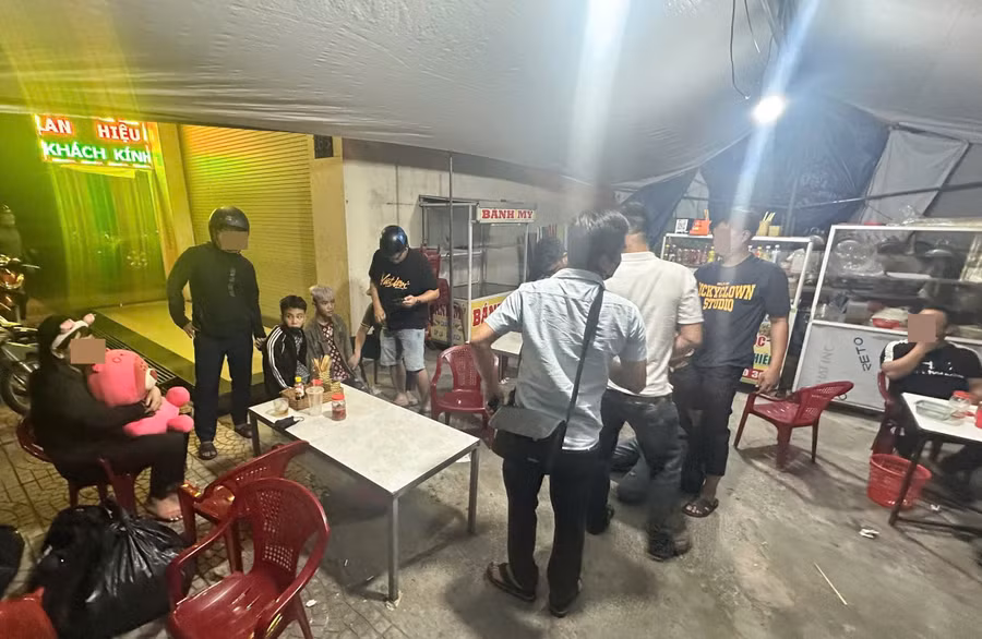 Lực lượng Công an khống chế những kẻ mua bán người. Ảnh: CACC