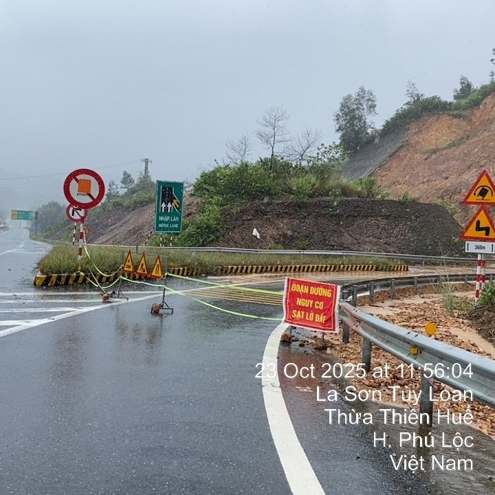 Rào chắn không cho người và phương tiện vào khu vực nguy hiểm. 78b7658f3f10b24eeb01.jpg