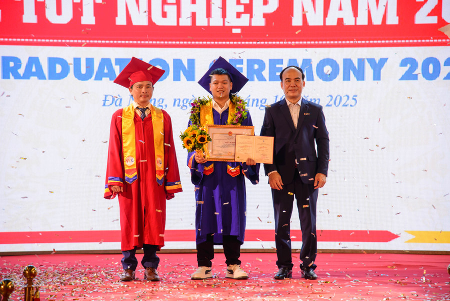 Sinh viên đạt danh hiệu Thủ khoa Ngành Quản trị kinh doanh được tặng Giấy khen của Giám đốc Đại học Đà Nẵng.