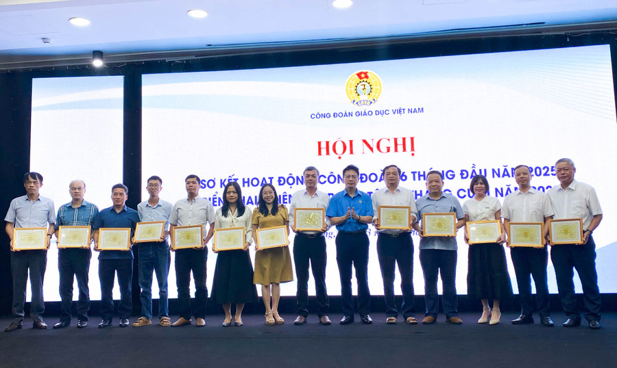 Ông Nguyễn Ngọc Ân - Chủ tịch Công đoàn Giáo dục Việt Nam trao chứng nhận Cơ quan, đơn vị đạt chuẩn văn hóa giai đoạn 2023-2025.