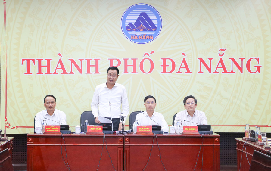Ông Lê Ngọc Quang - Bí thư Thành ủy Đà Nẵng phát biểu chỉ đạo tại buổi họp về công tác khắc phục hậu quả thiên tai và ứng phó với bão số 13.