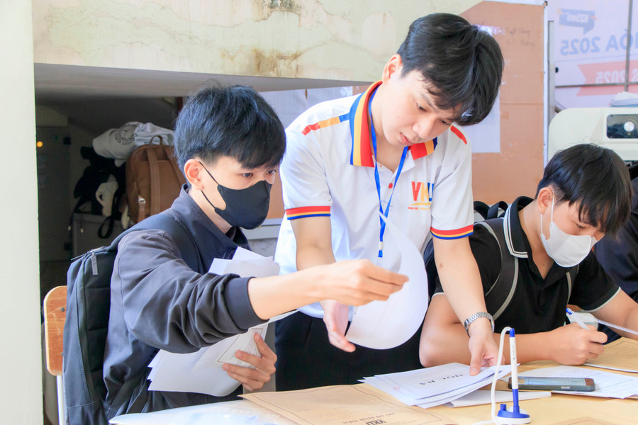 Tình nguyện viên hỗ trợ tân sinh viên chuẩn bị hồ sơ, trước khi làm thủ tục nhập học. img-9414.jpg