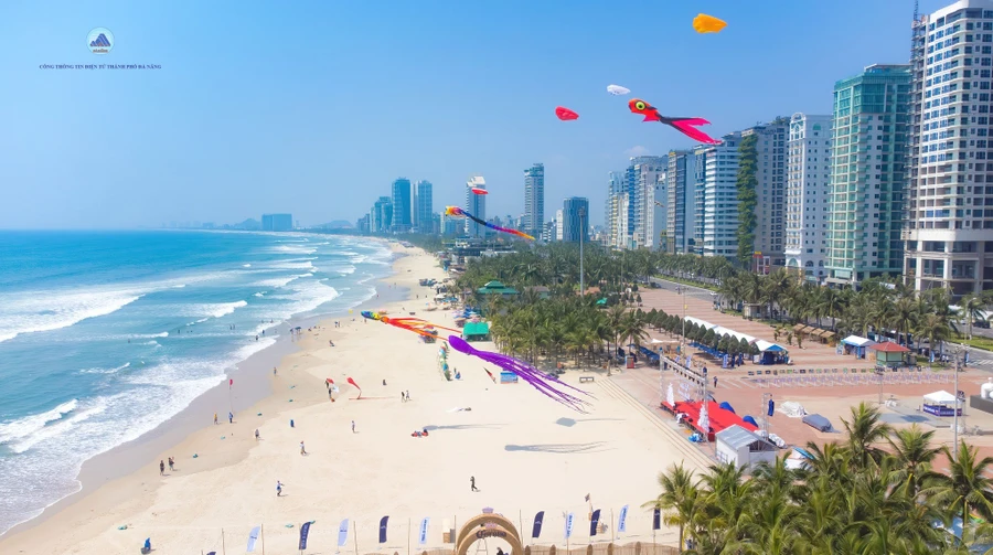 Bãi biển Đà Nẵng với các chương trình sôi động trong dịp hè. (Ảnh: Cổng TTĐT Đà Nẵng)