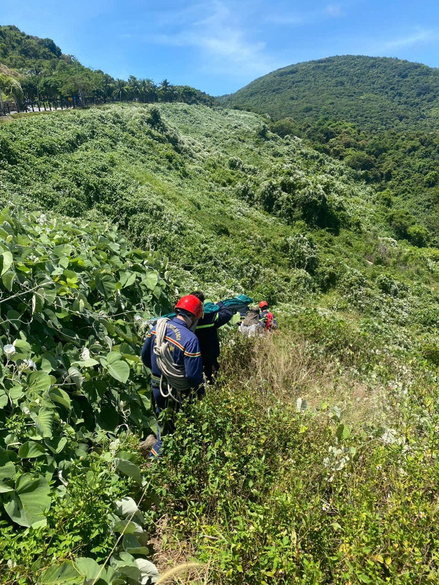 Lực lượng chức năng đi xuống vực, nơi phát hiện thi thể nam thanh niên. (Ảnh: CACC) img-9452.jpg