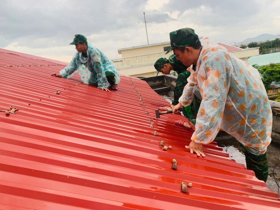 Hỗ trợ chằng chống nhà dân trước khi bão đổ bộ. 46c0ff4255d9dd8784c81.jpg