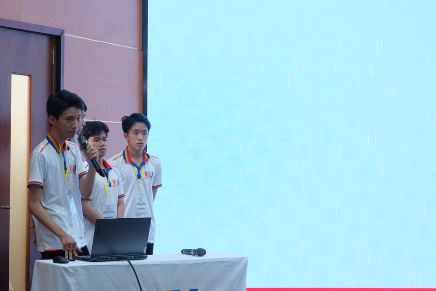 Các đội thi vận dụng kỹ năng, kiến thức để tạo ra sản phẩm có tính năng tốt. dscf4655.jpg
