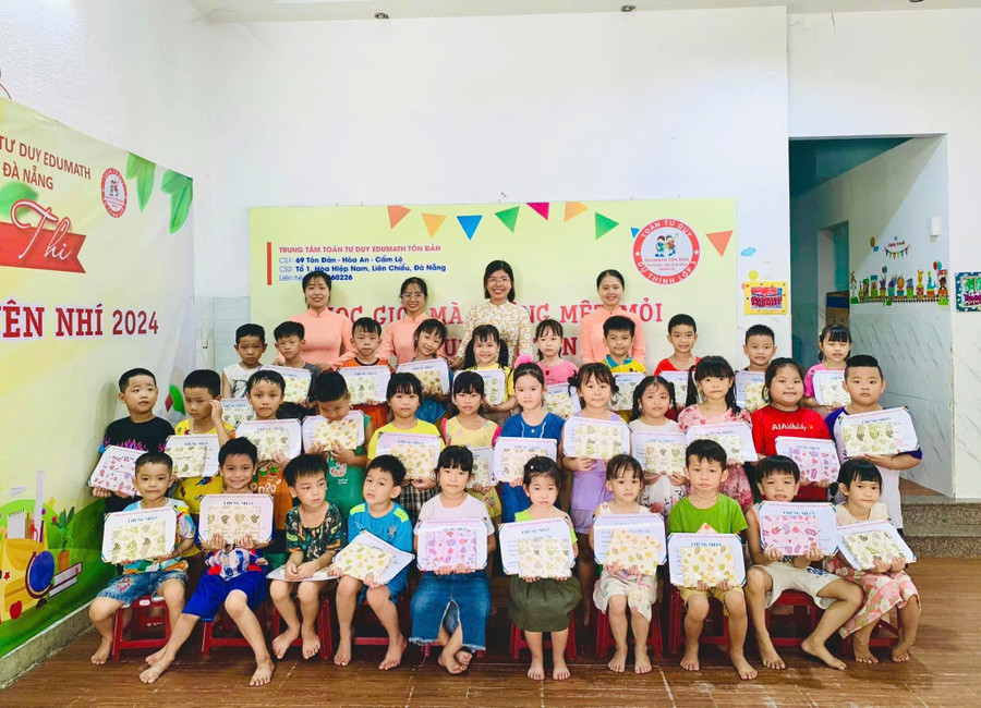 Cô và trò Edumath Tôn Đản. Ảnh: Trung tâm cung cấp