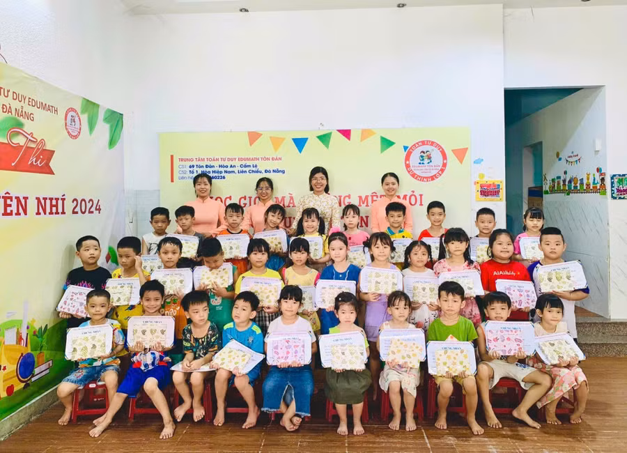Cô và trò Edumath Tôn Đản. Ảnh: Trung tâm cung cấp