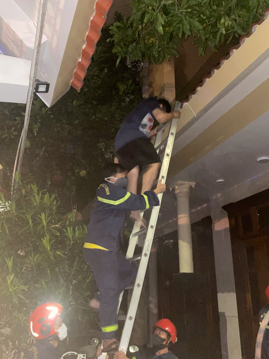 Lực lượng chữa cháy đưa 5 người bị mắc kẹt ra ngoài. img-20250814-074846.jpg