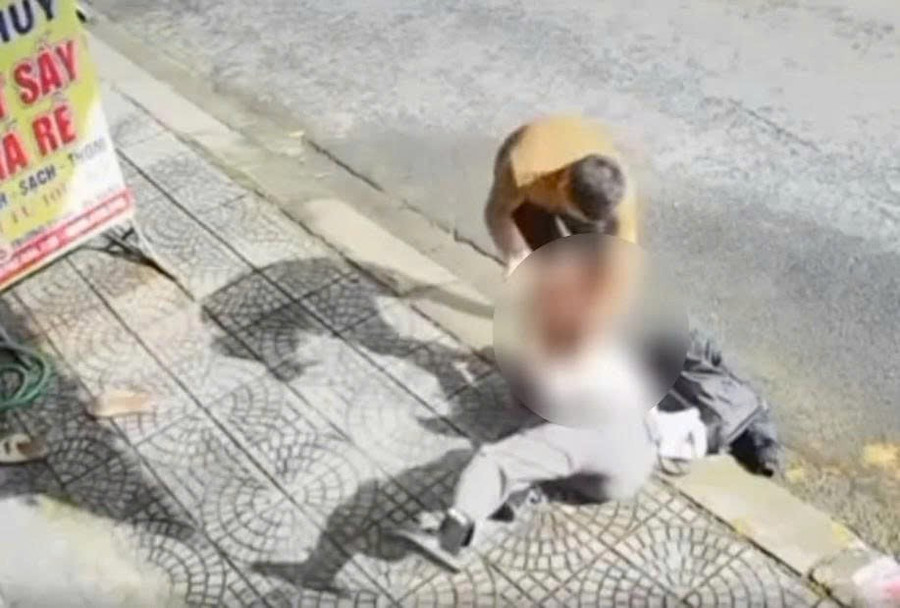 Người đàn ông dùng hung khí đâm người phụ nữ. Ảnh cắt clip