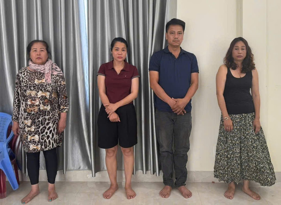 1 người đàn ông cùng 3 phụ nữ "hành nghề" móc túi tại lễ hội, nơi tập trung đông người. (Ảnh: CACC)