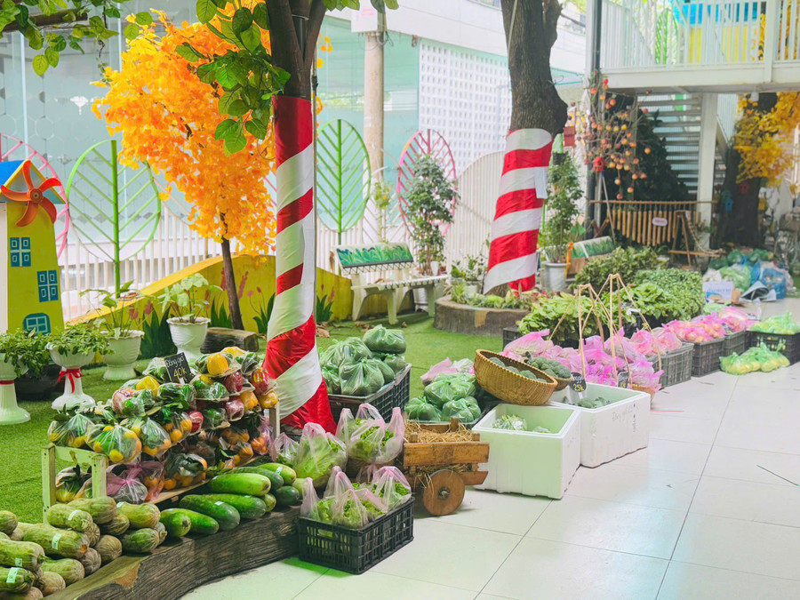 Những chiếc bàn bày đầy rau củ tươi trong phiên chợ nghĩa tình của Trường Mầm non 20-10. 