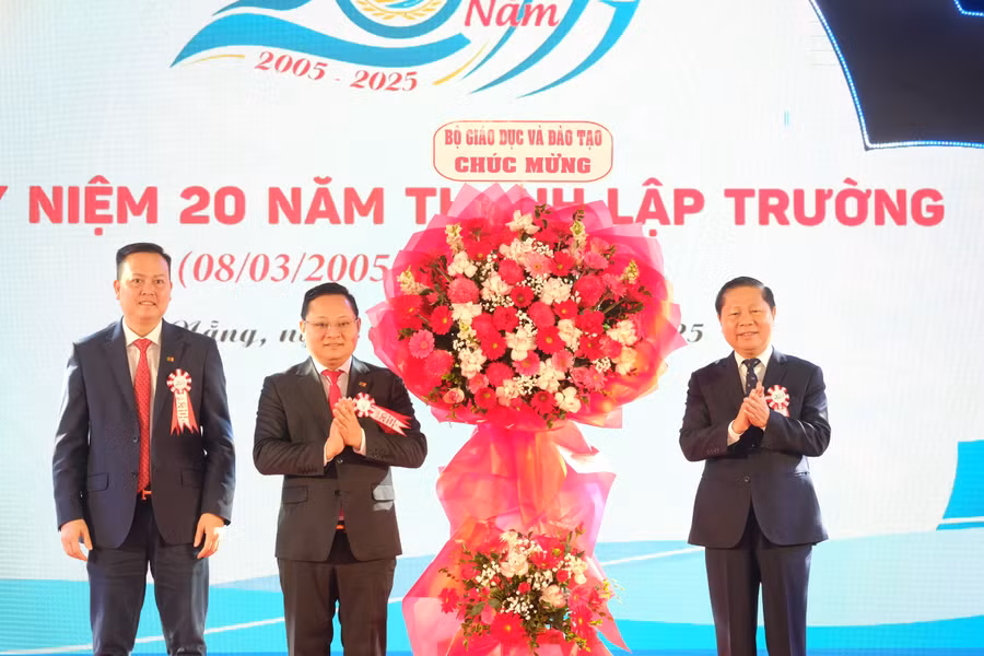 Ông Lê Tấn Dũng (bài phải) – Thứ trưởng Bộ GD&ĐT tặng hoa chúc mừng Trường Cao đẳng Công nghệ Y – Dược Việt Nam.