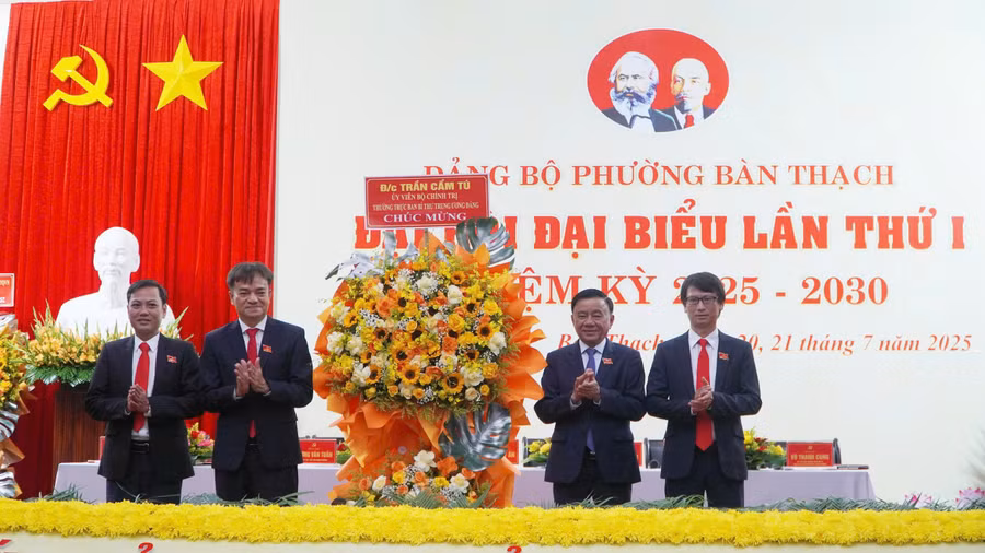 Ủy viên Bộ Chính trị, Thường trực Ban Bí thư Trần Cẩm Tú tặng hoa chúc mừng Đại hội. (Ảnh: V.X)