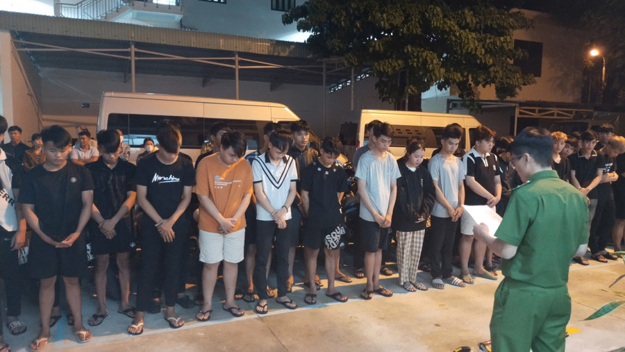 Công an tống đạt quyết định khởi tố bị can và thực hiện Lệnh bắt bị can. Ảnh: CACC