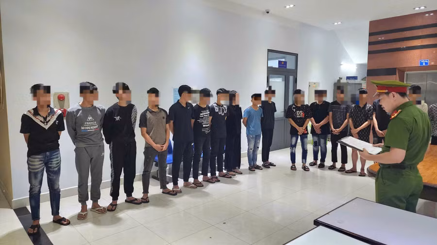 Cơ quan Công an tống đạt quyết định khởi tố vụ án, khởi tố bị can đối với nhóm thanh thiếu niên tham gia ẩu đả. Ảnh: CACC