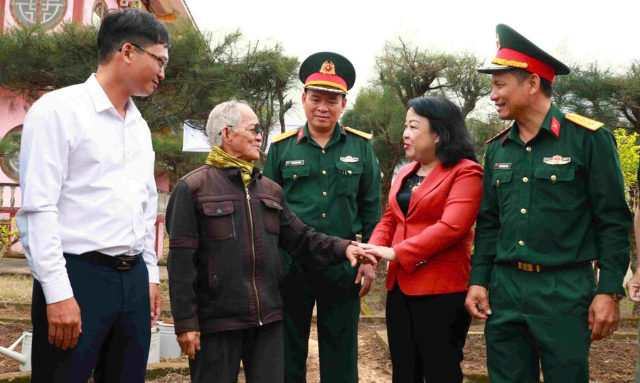 Lãnh đạo chính quyền địa phương cùng Bộ Chỉ huy quân sự tỉnh Đắk Lắk thăm người dân vùng lũ ở xã Hòa Thịnh trước thềm năm mới Bính Ngọ. Ảnh: Quang Hùng, QK5.