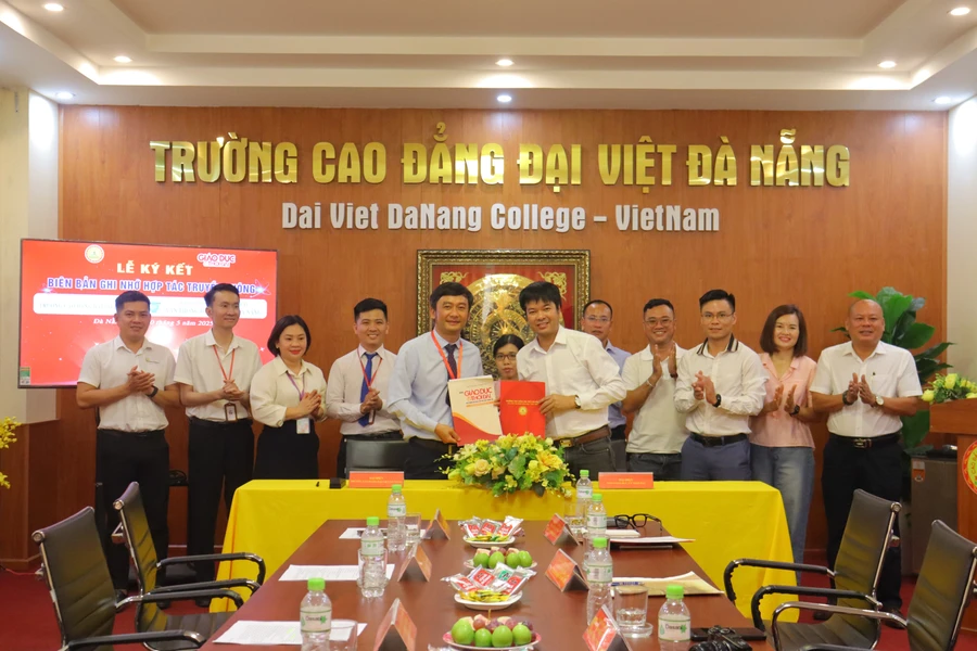 Đại diện Ban Giám hiệu Trường Cao đẳng Đại Việt Đà Nẵng tổ chức Lễ ký kết thỏa thuận hợp tác với Báo Giáo dục và Thời đại.