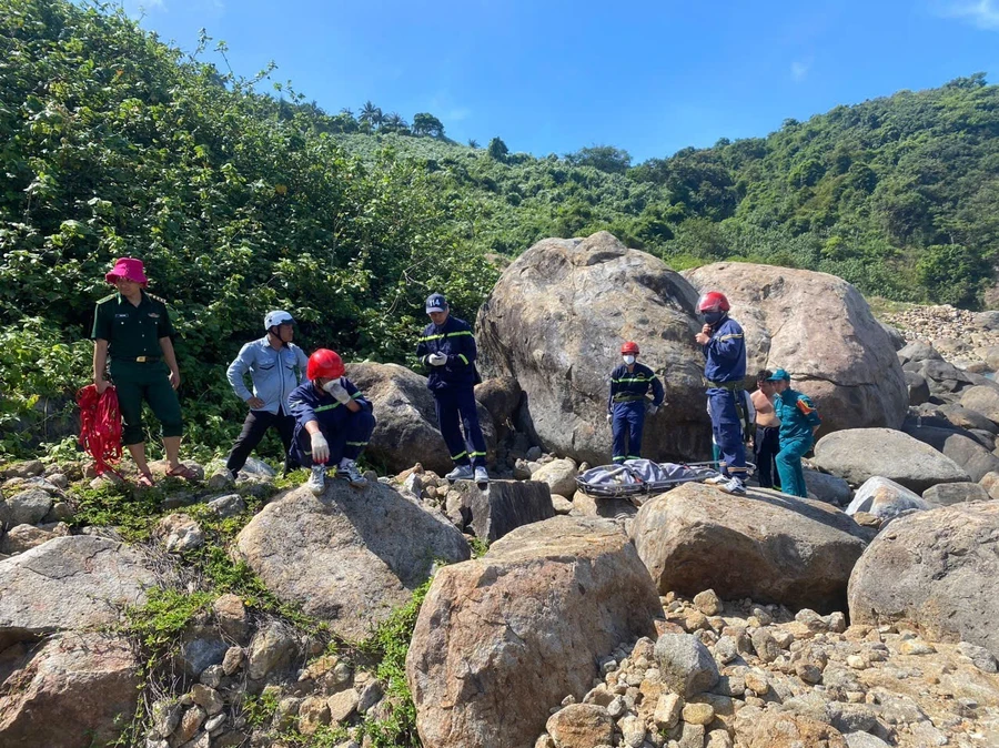 Lực lượng chức năng tiếp cận hiện trường đưa thi thể nam thanh niên lên trên bờ. (Ảnh: CACC)