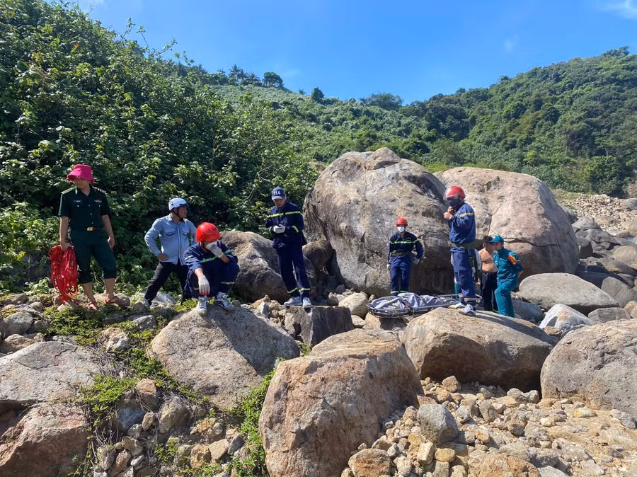 Lực lượng chức năng tiếp cận hiện trường đưa thi thể nam thanh niên lên trên bờ. (Ảnh: CACC)