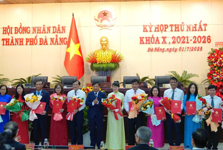 Ông Lương Nguyễn Minh Triết (thứ 8, từ phải qua) - Chủ tịch UBND TP Đà Nẵng trao quyết định bổ nhiệm giám đốc các sở. 