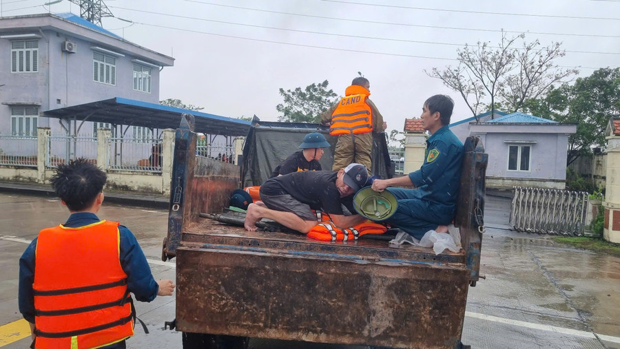 Lực lượng chức năng và người dân đưa người bị nạn đi cấp cứu.