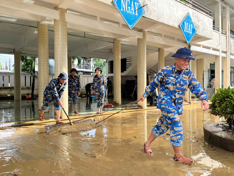 Cán bộ, chiến sĩ Bộ Tư lệnh Vùng 3 Hải quân hỗ trợ dọn dẹp bùn non tại Trường Tiểu học Lâm Quang Thự. 132293369154375413474.jpg